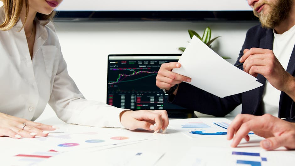 Equipe analisando dados para otimização de site