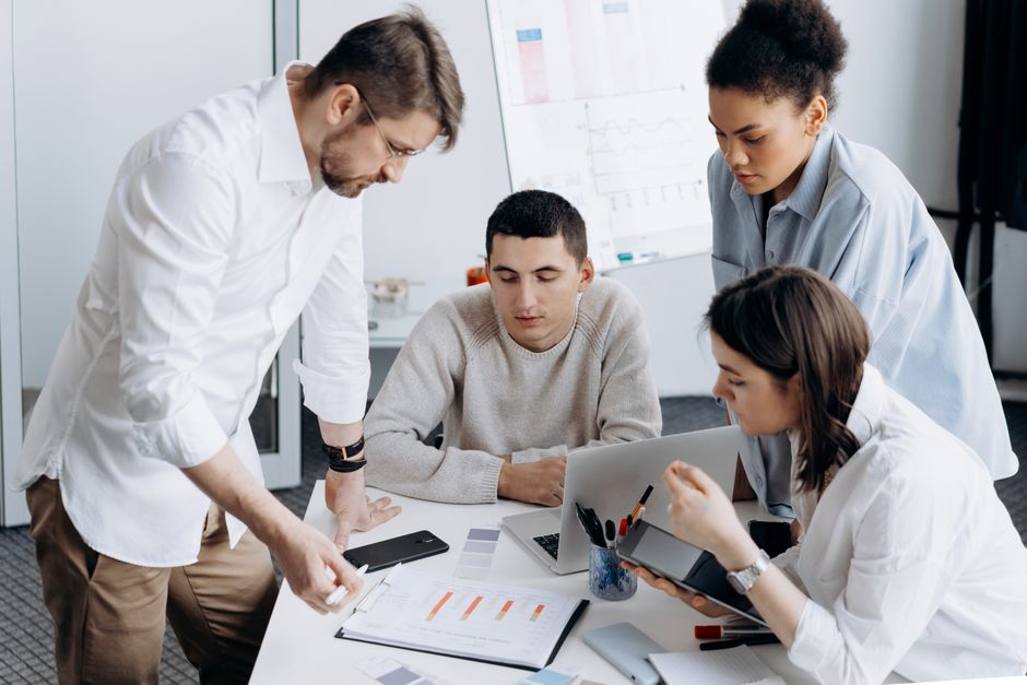 Equipe de marketing digital analisando resultados de campanha de Google Ads