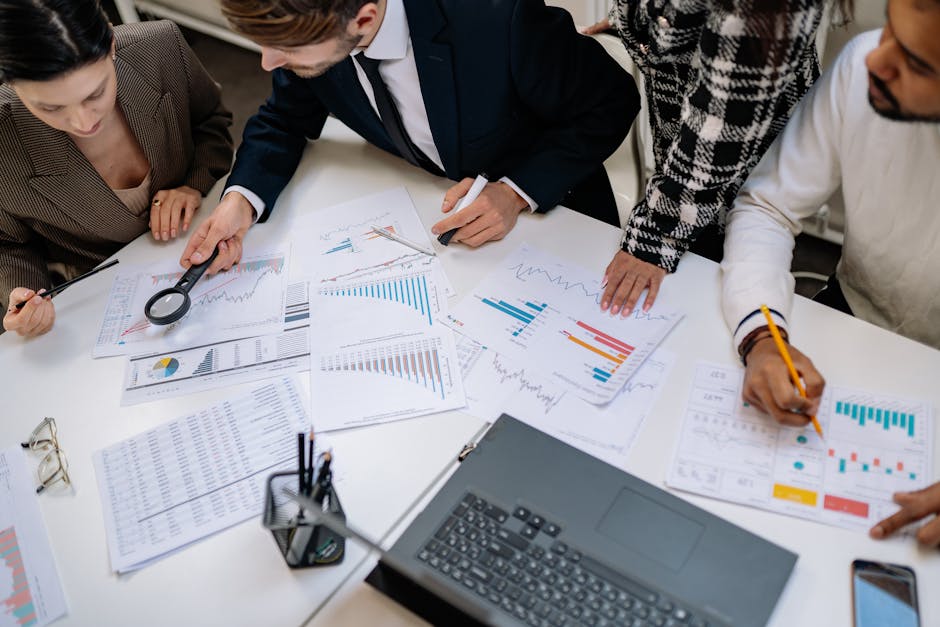 Equipe de marketing analisando dados estruturados para SEO
