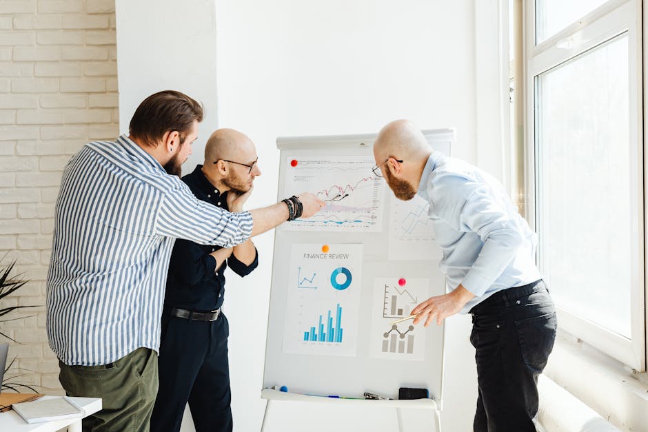 Equipe de marketing digital analisando dados de campanha de remarketing em computador