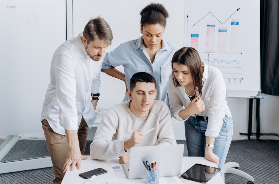 Equipe de marketing digital analisando campanhas de email marketing em um computador.