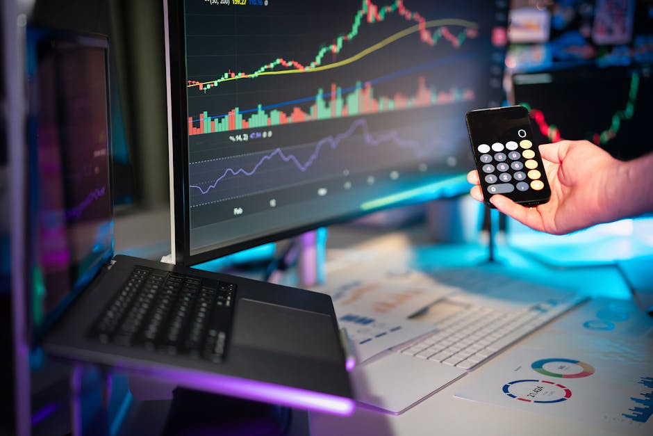 Equipe de marketing digital analisando estratégias de campanha