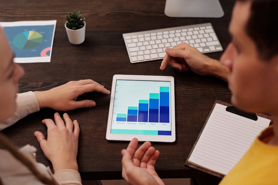 Equipe de marketing digital analisando integração de ferramentas em um computador.