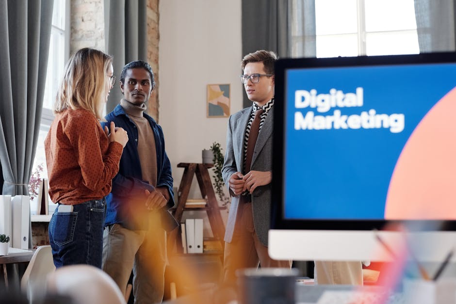 Equipe analisando campanhas de marketing digital