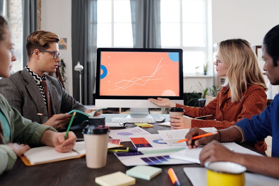 Equipe analisando o desempenho de campanhas de Meta Ads em reunião