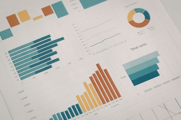 Ilustração de métricas do Google Ads analisadas em uma campanha publicitária digital.