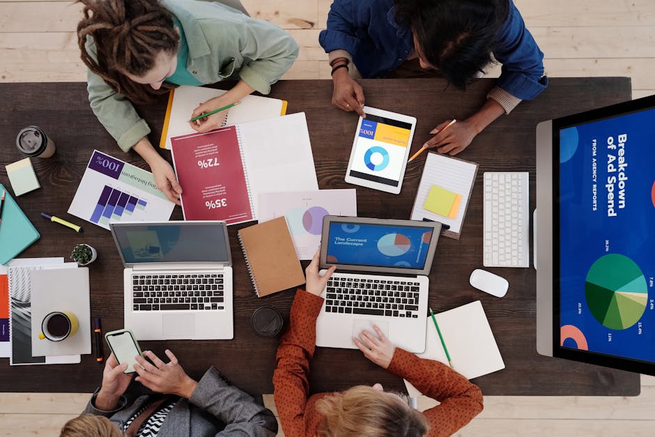 Equipe de marketing analisando estratégia de redes sociais para construção de identidade de marca