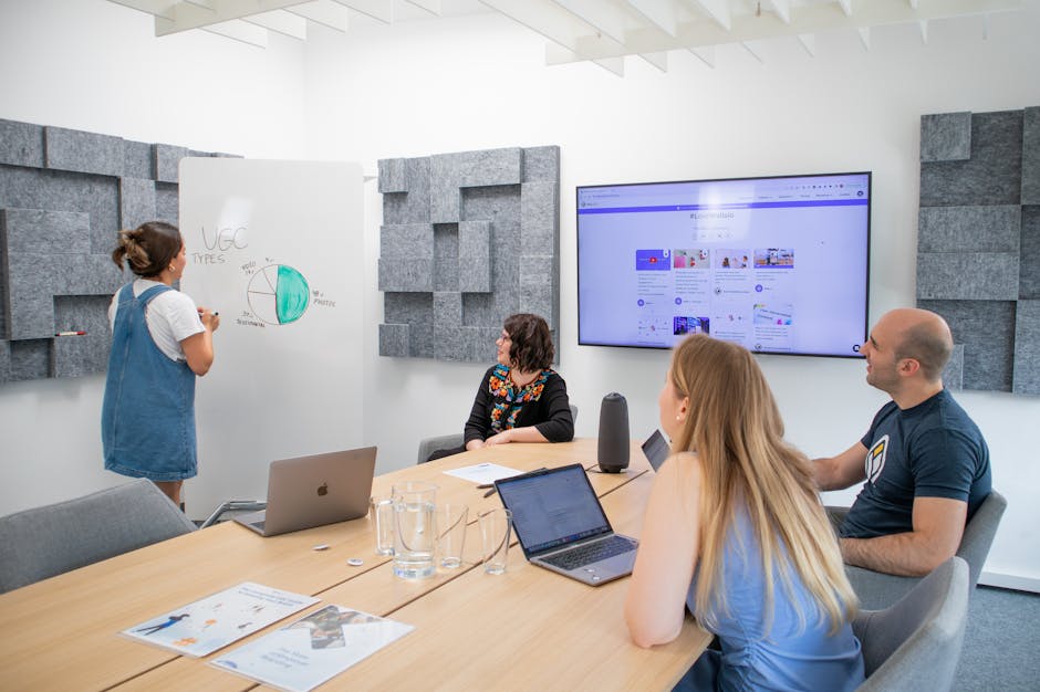 Equipe analisando dados de campanha digital em computador