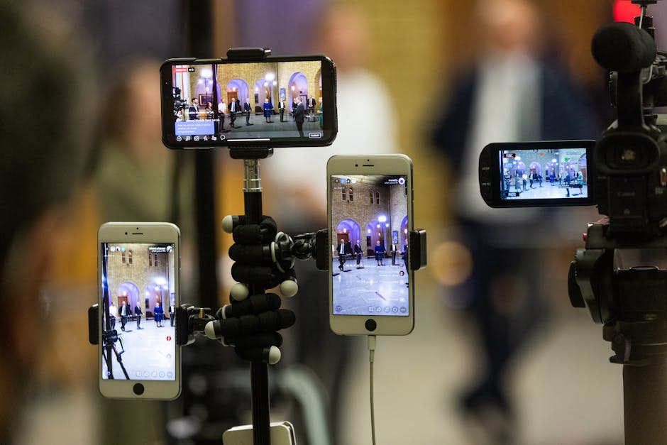Equipe realizando uma transmissão ao vivo nas redes sociais